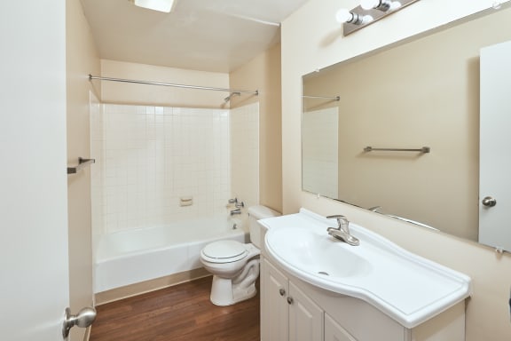 Taymil Yarmouth Green Bathroom