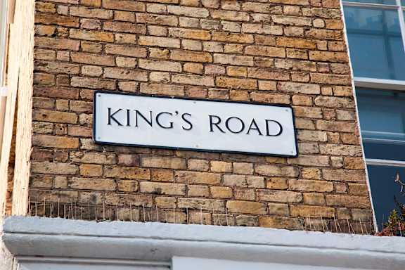 a brick wall with a sign that reads kings road