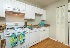 Electric Range In Kitchen at The Pointe at Midtown, Raleigh, NC, 27609