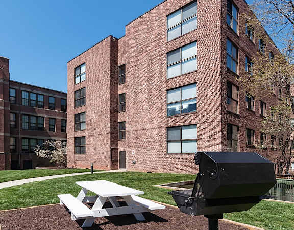 Harbor Hill - Outdoor grilling and picnic area