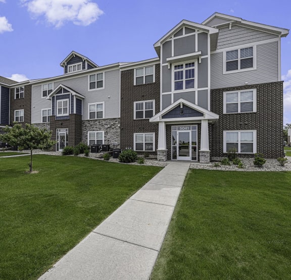 Exterior View at Eagle Ridge Apartment Homes, Traverse City, MI 49685