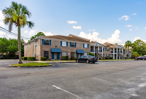 Exterior of Jacksonville Heights Apartments and parking lot