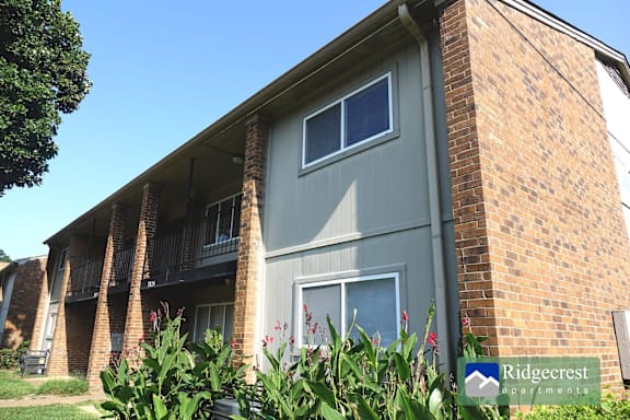 A building with a sign that says Ridgecrest Apartments.