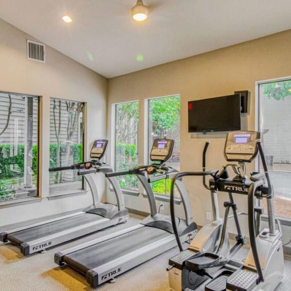 the gym at the preserve at polk apartments