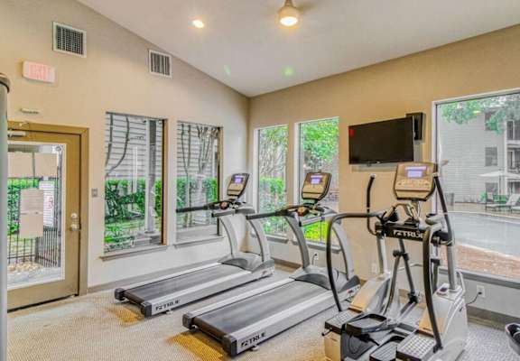 the gym at the preserve at polk apartments