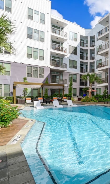 Swimming pool with lounge seating at Harlow River Oaks in Houston, TX