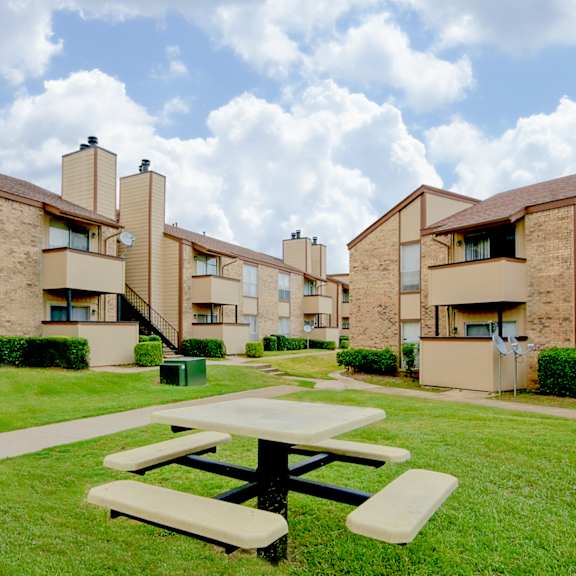 Picnic Area at 600 Baylor in Longview Tx