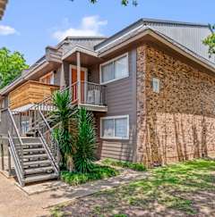 Apartment exteriors at Bayou Oaks in Alexandria, LA