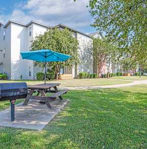 Grilling Area at Island Park Apartments in Shreveport, Louisiana, LA