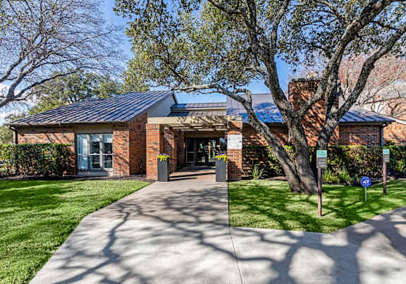 WalnutCreekCrossing-AustinTX-Leasing_Office_Exterior_2