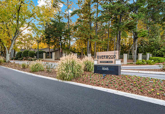 Property_Entrance-RiverwoodCrossing-RoswellGA