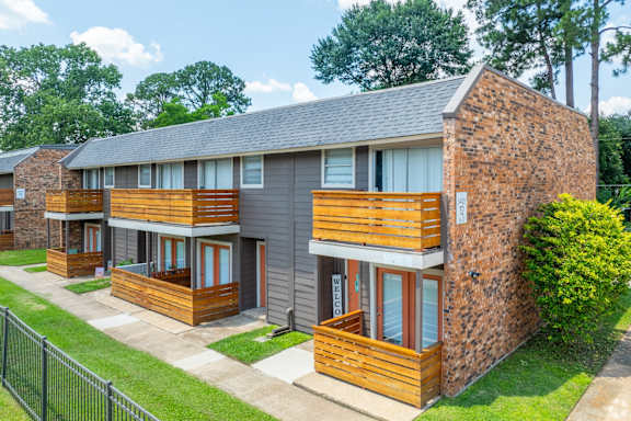 Apartment exteriors at Bayou Oaks in Alexandria, LA