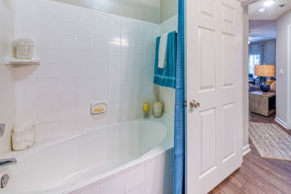 Evergreen Lenox Park Apartments bathroom tub