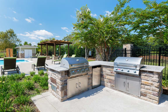 Glenbrook Apartments charcoal grills and picnic areas throughout