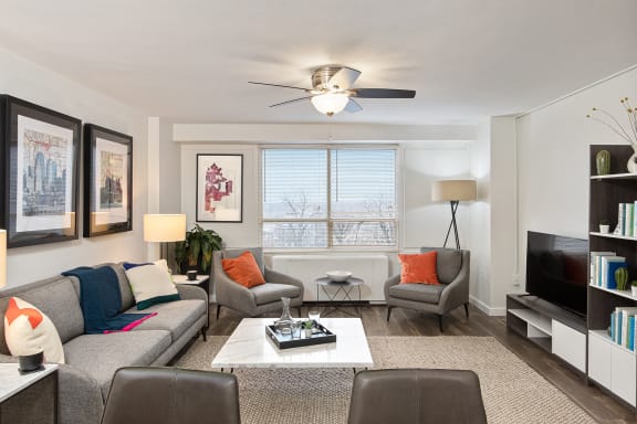 910 Penn - Upgraded units with wood-style flooring