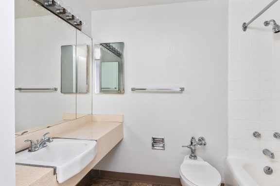 910 Penn - bathroom