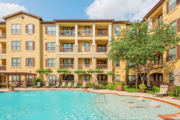 Monterra Las Colinas Apartments resort-style pool with tanning ledge