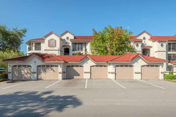 Asprey at Lake Brandon Apartments garages available