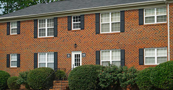 Exterior of Wythe Creek Apartments in Poquoson VA