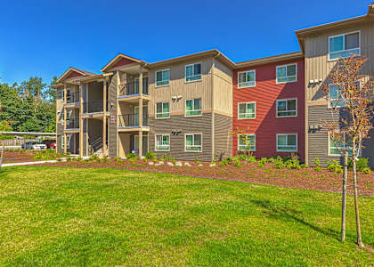 Exterior Building and Grass at SOUTH HILL BY VINTAGE, Puyallup, WA