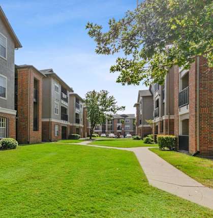 Valley Trails Apartments in Irving, Texas Exterior and Courtyard