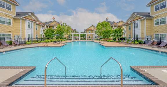 Fenwyck Manor Apartments large swimming pool and sundeck
