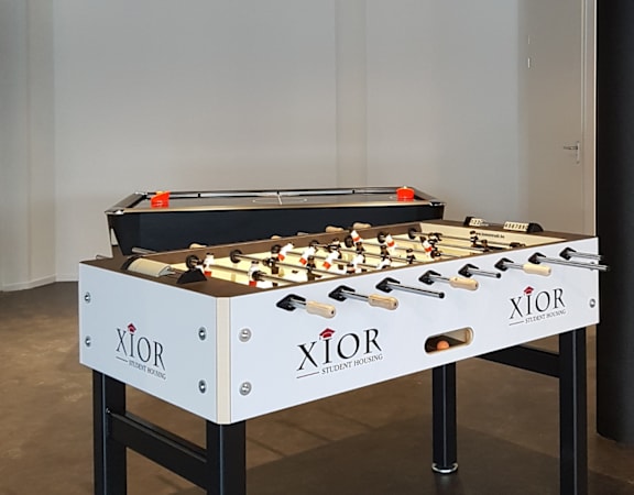 A table with Xior written on it.