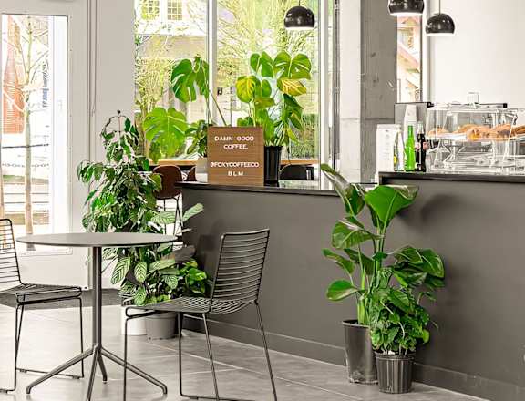 a dining area with a table and chairs and plants  at Nomad Apartments, Oregon