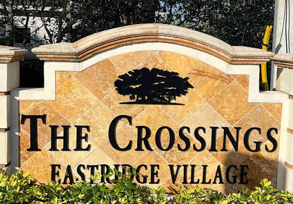 a sign that says the crossings eastridge village