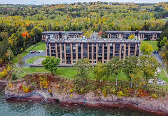 Les Chateaux is on the shores of lake superior with beautiful views 