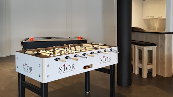A table with Xior written on it.