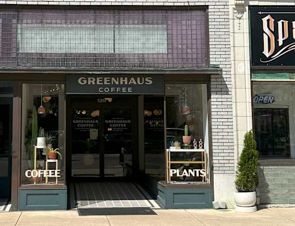 The front of a coffee shop named Greenhaus.