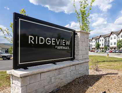 the enclave at ridgewood townhomes sign on the side of a building