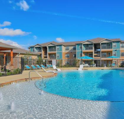 Volar Luxury Apartment Homes Pool