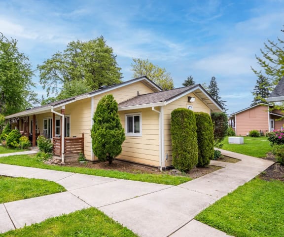 Victorian Olive Court Apartments in Scappoose OR