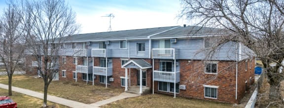 Elegant Exterior View Of Property at Covington Place Apartments, St Cloud, 56301