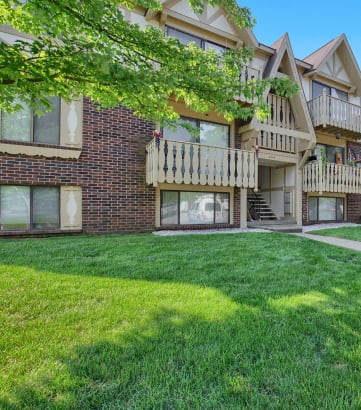 Exterior with lawn at Eastgate Woods Apartments, Batavia, OH