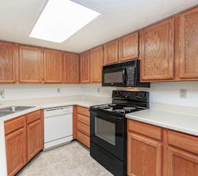 Catalina Crossing Apartments in Tucson, Arizona Kitchen with Ample Counter Space and Storage