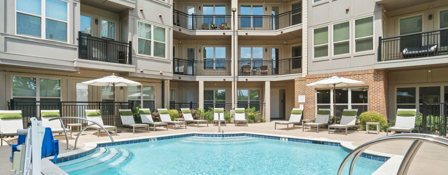 Pool at The Linden Apartments (7 of 8)