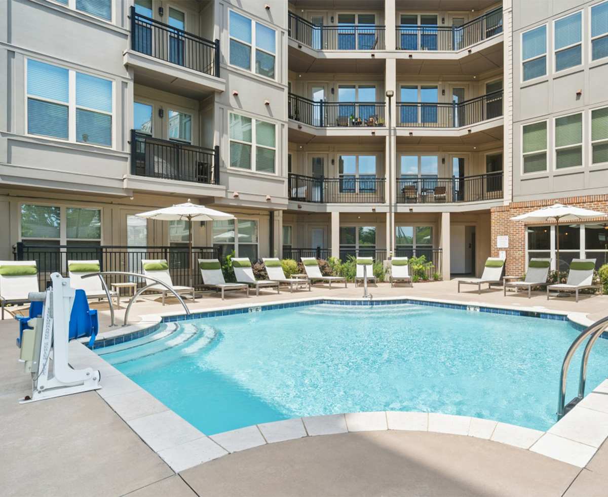Pool at The Linden Apartments (4 of 8)