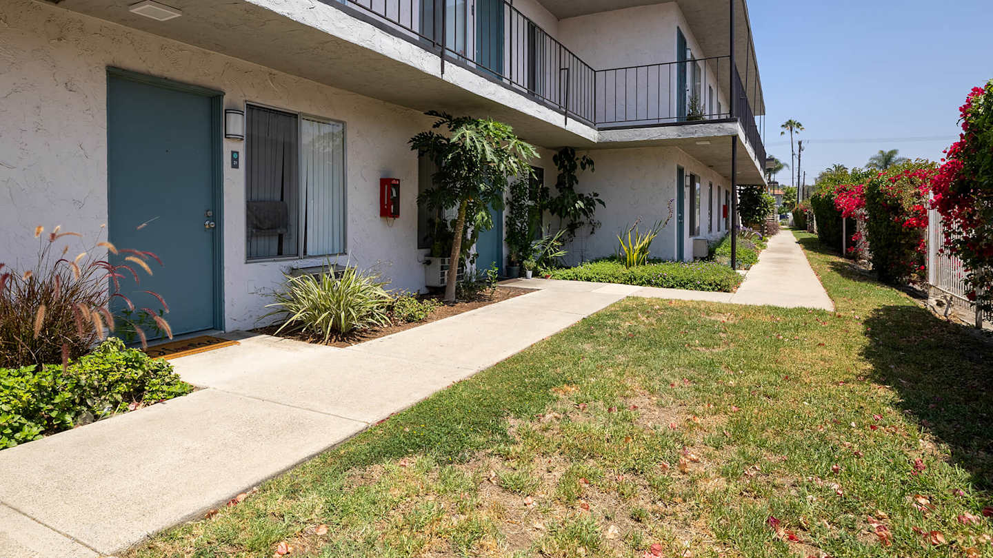 Valle at 9061 Kenwood 5 of 12