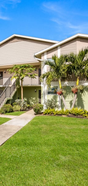 Manicured Green Lawns at Lakeside Glen Apartments, Florida 32904