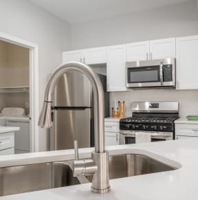 Kensington Grove apartments kitchen with white cabinets