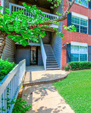 Lush, mature landscaping at Greenbriar in South Tulsa, OK. Quiet and secluded apartments for rent. Available now.