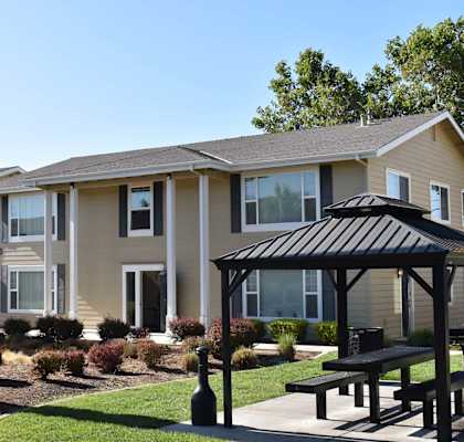 Mutual Housing on the Greenway pergola with picnic bench