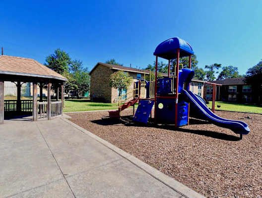 playground at the whispering winds apartments in pearland, tx