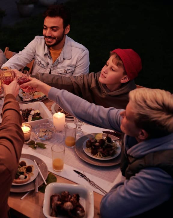 Residents Dining at The Glen, Lewisville, TX