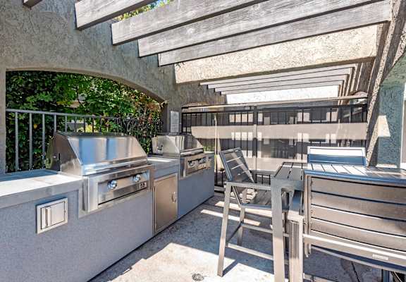 Grilling and picnic area at 1750 on First Apartments in Simi Valley, CA