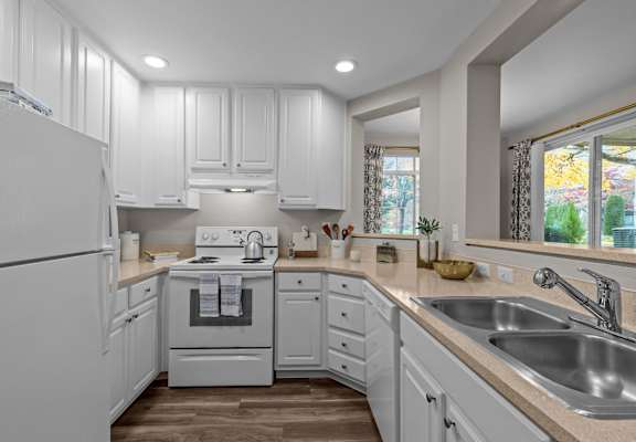 Keeler's Corner Apartments in Lynnwood, Washington Model Kitchen
