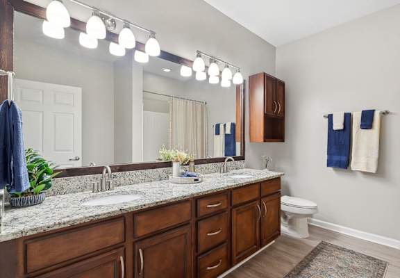 spacious bathroom at Sorelle apartments